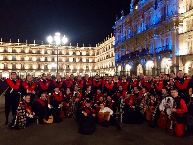 Gran parte de la Tuna de Derecho de la UA en la Plaza Mayor de Salamanca durante el Certamen nacional de este año (2015)