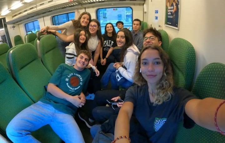 Foto grupo de gente en un viaje en un tren