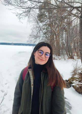 Marta Miró en la nieve mostrando su vida en Finlandia