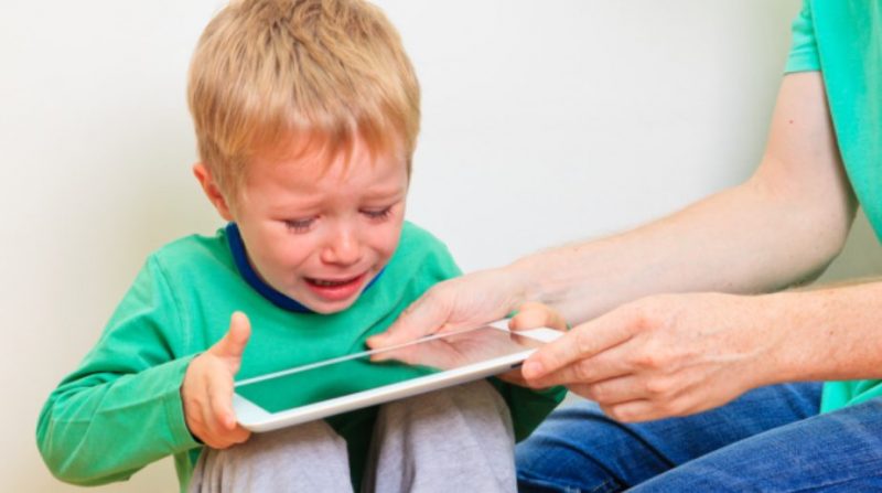 niño adicto tablet llorando