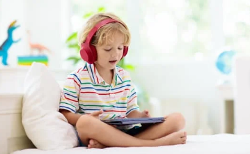 niño adicto tablet con cascos de sonido