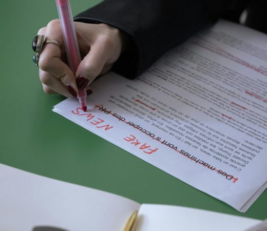 Entre bolígrafos rojos y grabadoras, la batalla diaria contra la desinformación.