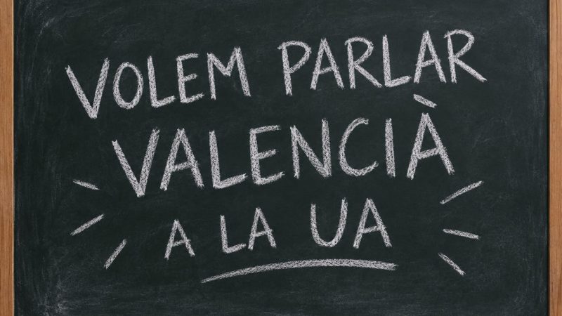 Estudiar en valencià a la UA: tot un repte.